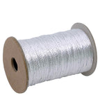 Eine Spule Geschenkband Silber der Artoz Papier AG aus 80 % Nylon und 20 % Polyester ist auf eine zylindrische Kartonspule gewickelt und wird von der Seite vor einem weißen Hintergrund betrachtet.