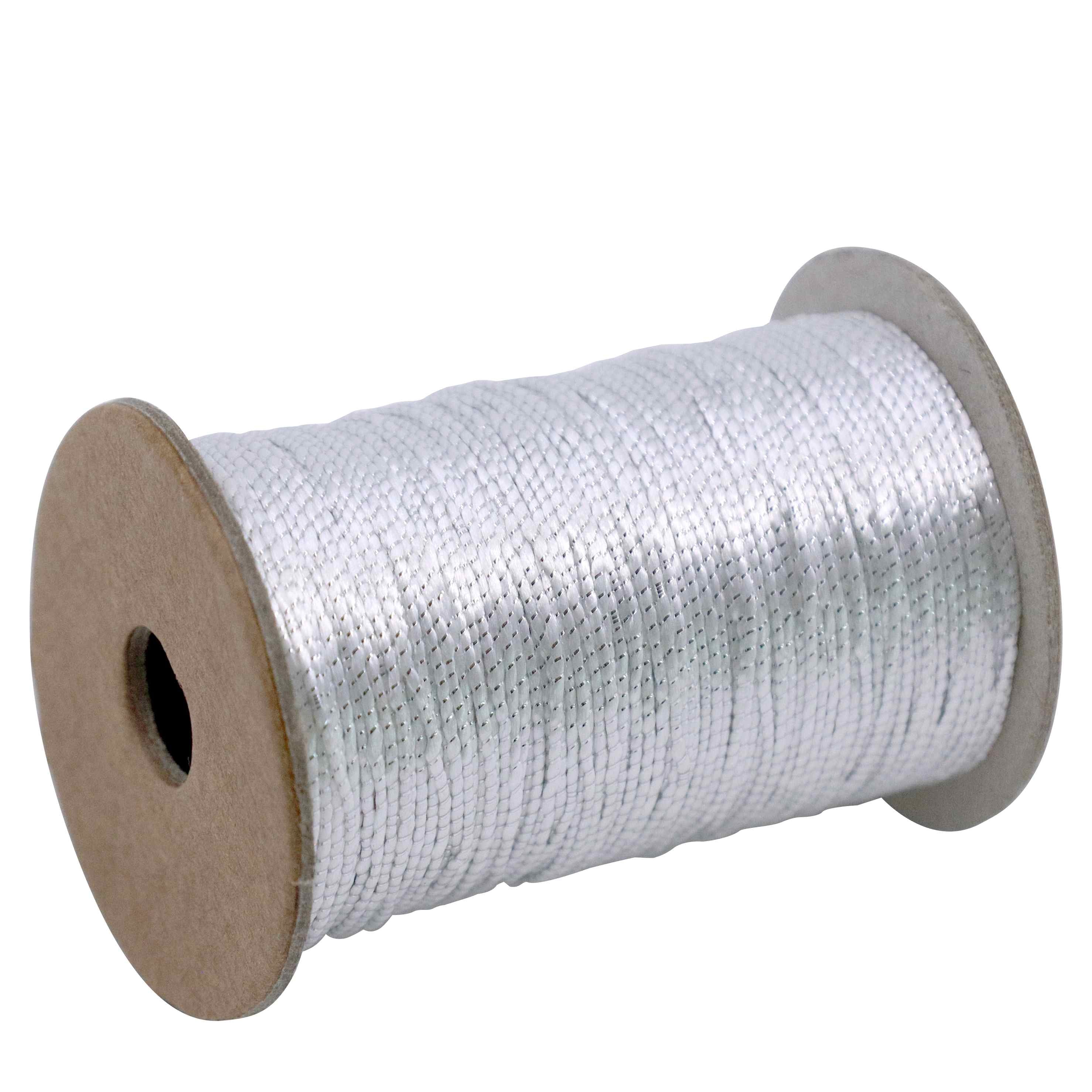 Eine Spule Geschenkband Silber der Artoz Papier AG aus 80 % Nylon und 20 % Polyester ist auf eine zylindrische Kartonspule gewickelt und wird von der Seite vor einem weißen Hintergrund betrachtet.