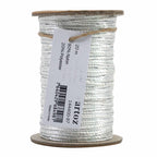 Eine Spule Geschenkband Silber, eine weiße Kordel mit metallischen Akzenten (80% Nylon, 20% Polyester), ist auf eine Kartonrolle gewickelt. Das Etikett zeigt 20 m, einen Barcode und den Markennamen Artoz Papier AG.