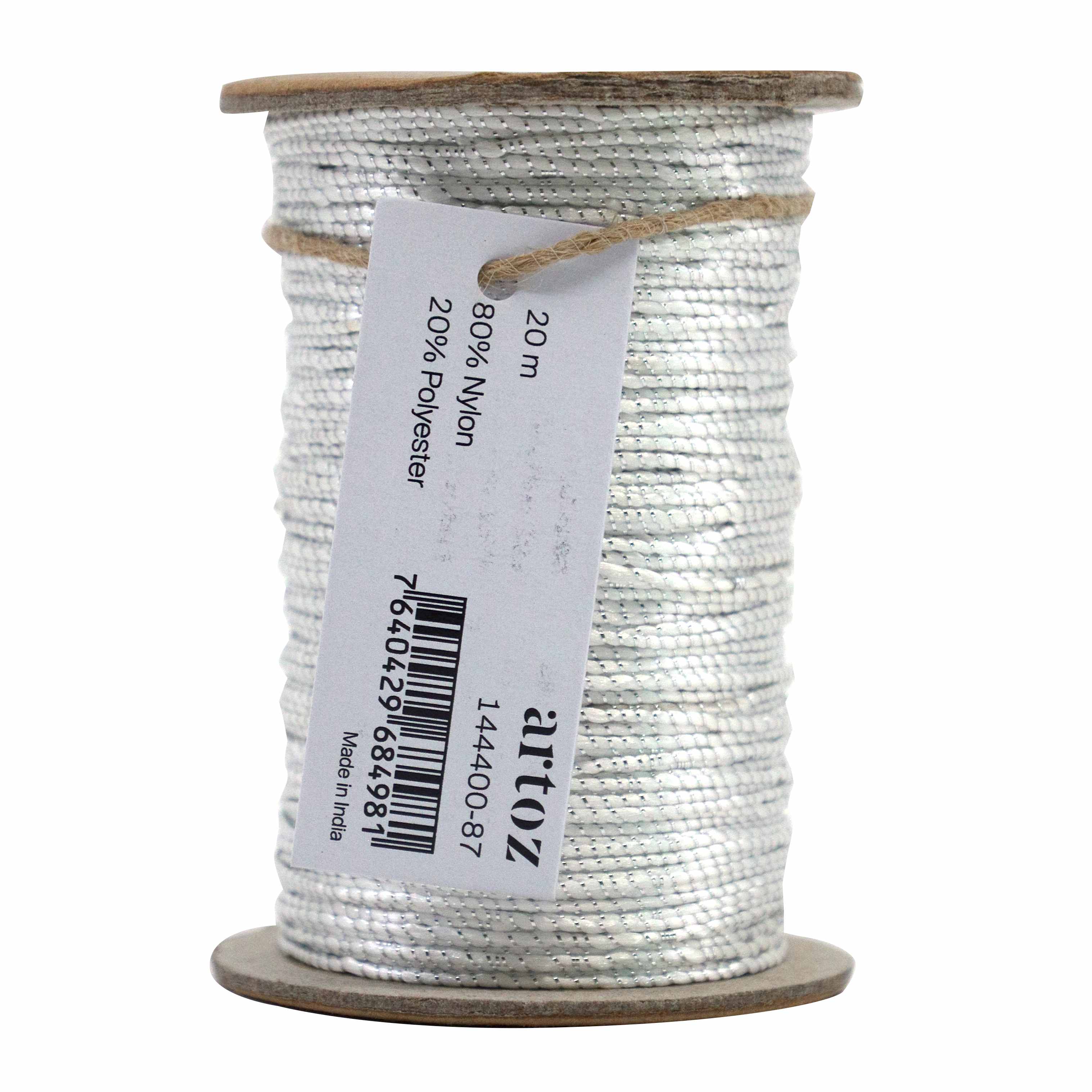 Eine Spule Geschenkband Silber, eine weiße Kordel mit metallischen Akzenten (80% Nylon, 20% Polyester), ist auf eine Kartonrolle gewickelt. Das Etikett zeigt 20 m, einen Barcode und den Markennamen Artoz Papier AG.