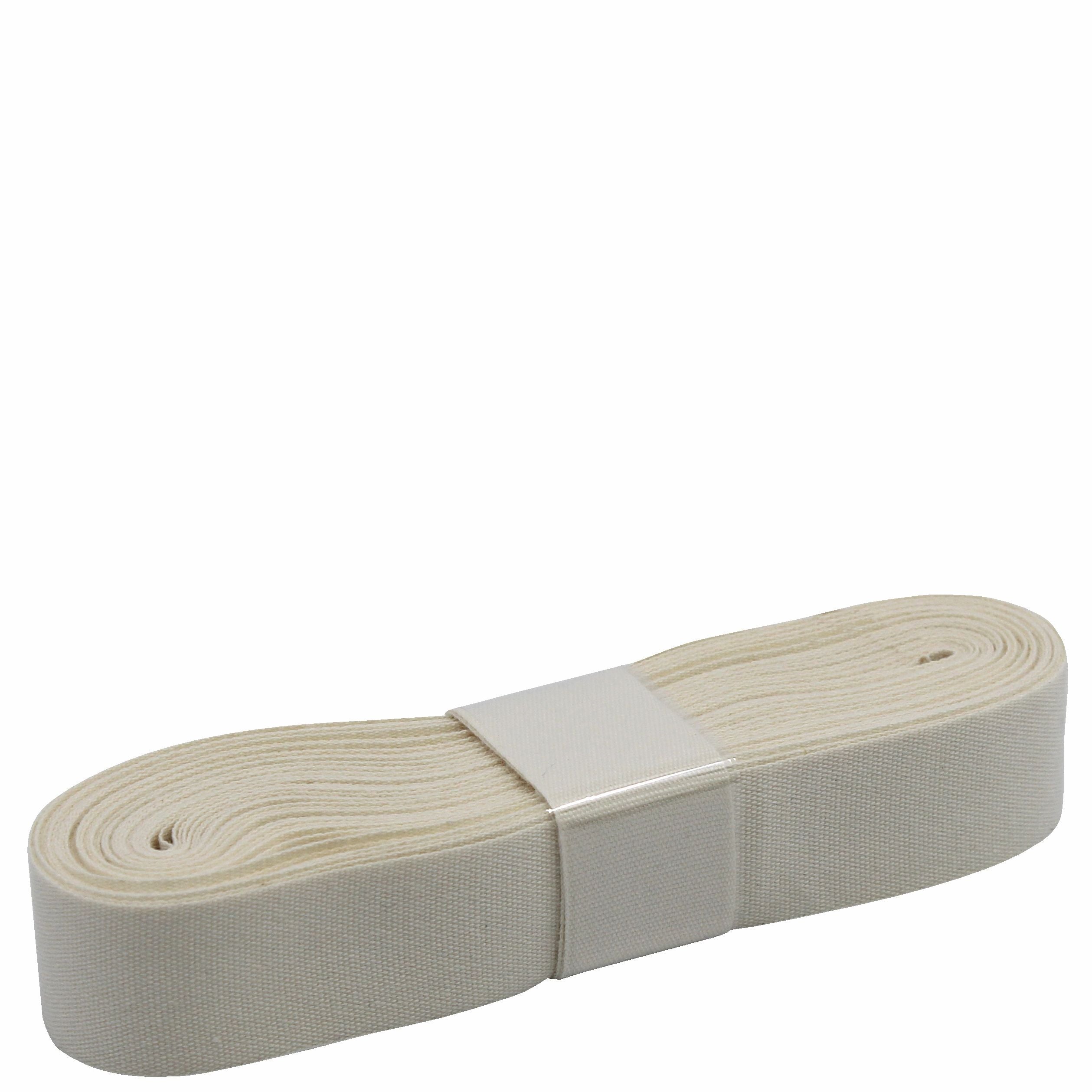 Ein sauber aufgerolltes 9m langes Bündel Geschenkband uni der Artoz Papier AG, 20mm breit und weiß, aus Bio-Baumwolle, gesichert mit einer Papierhülle und ausgestellt vor einem schlichten weißen Hintergrund.