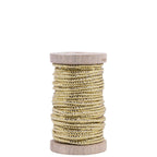 Eine Spule Artoz Papier AG Geschenkband Gold (57), geflochtene Kordel mit glänzenden Gold- und Silbertönen, ist sauber auf einer hellen Holzspule mit 10 m Garnitur aufgewickelt und steht aufrecht vor einem weißen Hintergrund.