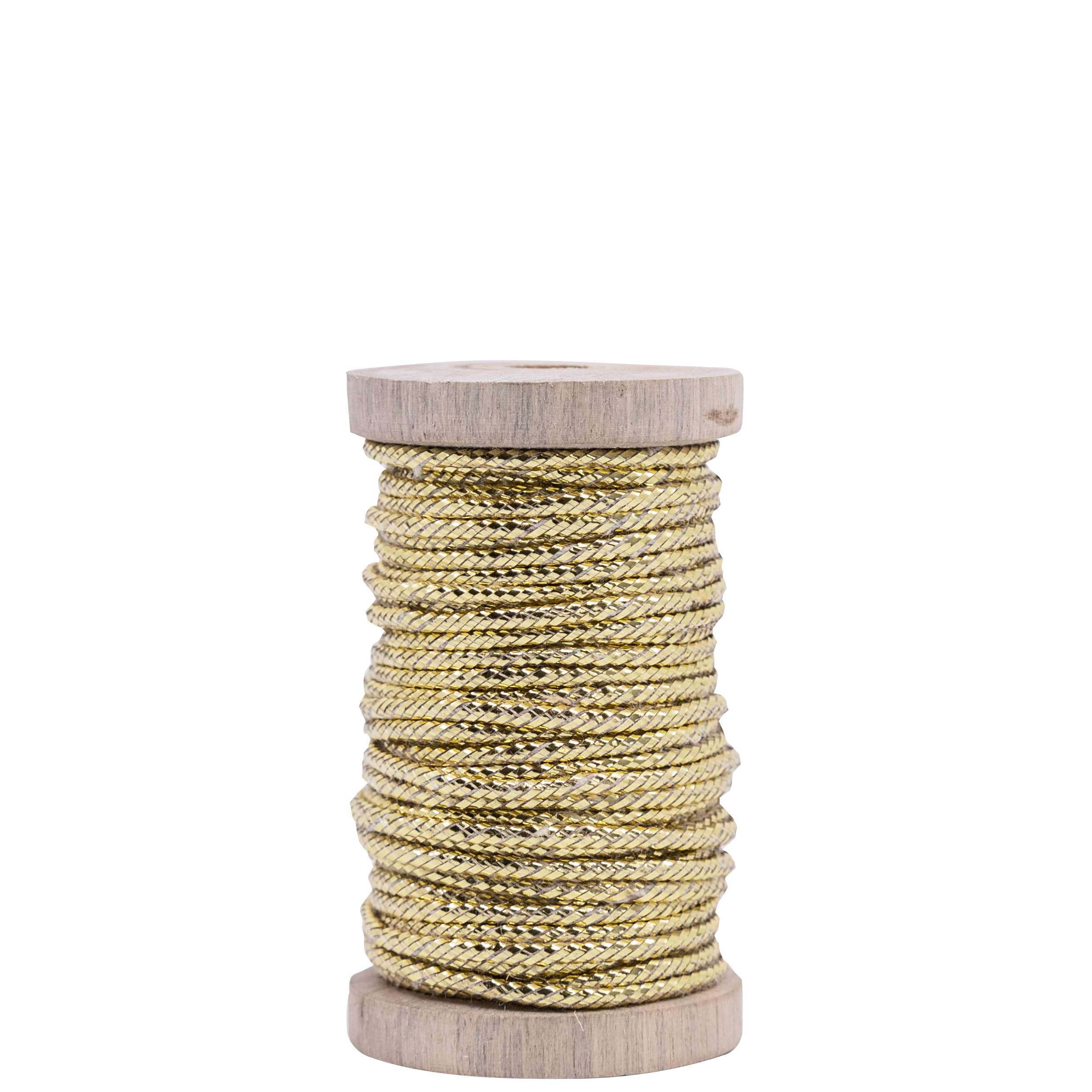 Eine Spule Artoz Papier AG Geschenkband Gold (57), geflochtene Kordel mit glänzenden Gold- und Silbertönen, ist sauber auf einer hellen Holzspule mit 10 m Garnitur aufgewickelt und steht aufrecht vor einem weißen Hintergrund.
