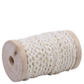 Eine Spule Geschenkband Weiss/Gold von Artoz Papier AG mit dickem, weiss-goldenem, geflochtenem Band mit dezentem Glanz, hergestellt aus strapazierfähigem Material und aufgewickelt auf eine zylindrische Holzspule mit zentralem Loch.