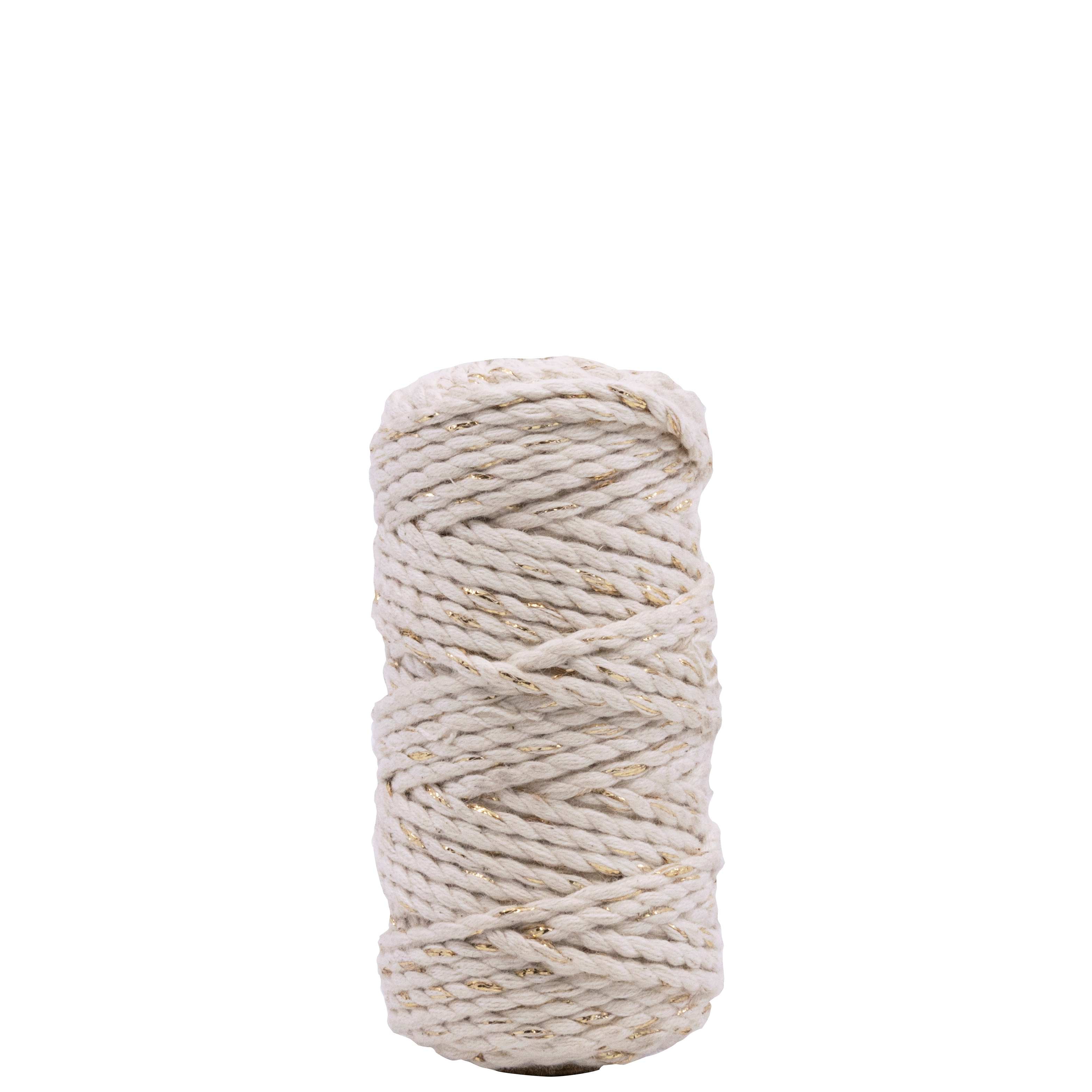 Une bobine de 25 m de Artoz Papier AG Geschenkband Natur - Gold, une épaisse ficelle blanc cassé avec des fils d'or Lurex scintillants, se tient debout sur un fond blanc uni.