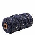 Une bobine de Artoz Papier AG Geschenkband Midnight blue - Gold, avec un ruban épais bleu foncé avec des accents dorés, étroitement enroulé autour d'une âme en carton et présenté sur un fond blanc.