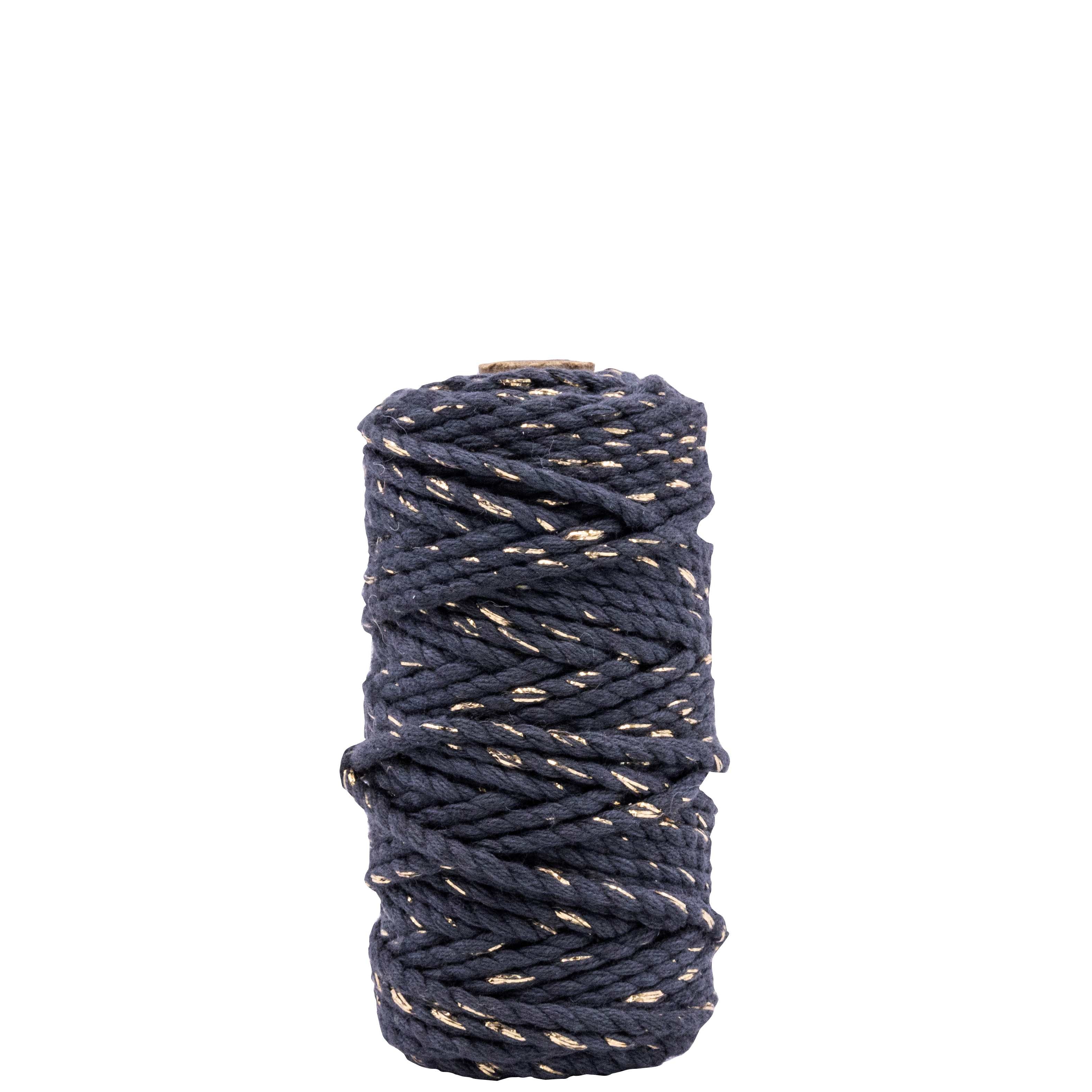 La bobine de Artoz Papier AG Geschenkband Midnight blue - Gold, aux accents bleu foncé et or, est soigneusement enroulée dans un cylindre et se tient droite sur un fond blanc. Ce ruban de 25 m est à la fois durable et élégant.