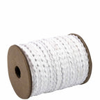 Eine Spule Artoz Papier AG Geschenkband weiss, aus 100% Baumwolle, mit dicken geflochtenen Strängen, aufgewickelt auf eine braune Kartonspule. Länge: 10 m. Isoliert auf weißem Hintergrund.