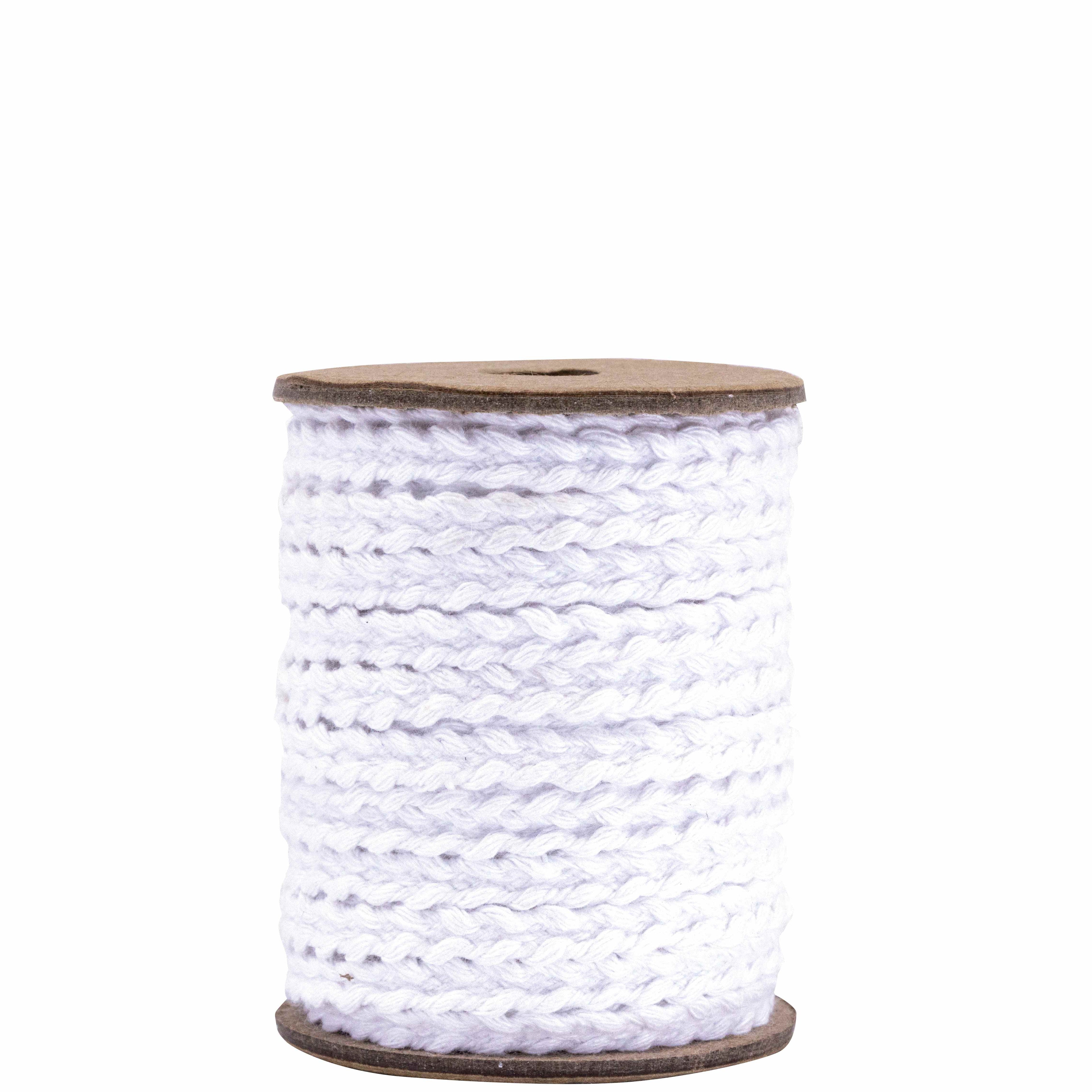 Eine 10 m lange Spule dickes, weisses Geschenkband weiss von Artoz Papier AG, hergestellt aus 100% Baumwolle, ist auf einer braunen Kartonspule aufgewickelt und vor einem schlichten weissen Hintergrund ausgestellt.