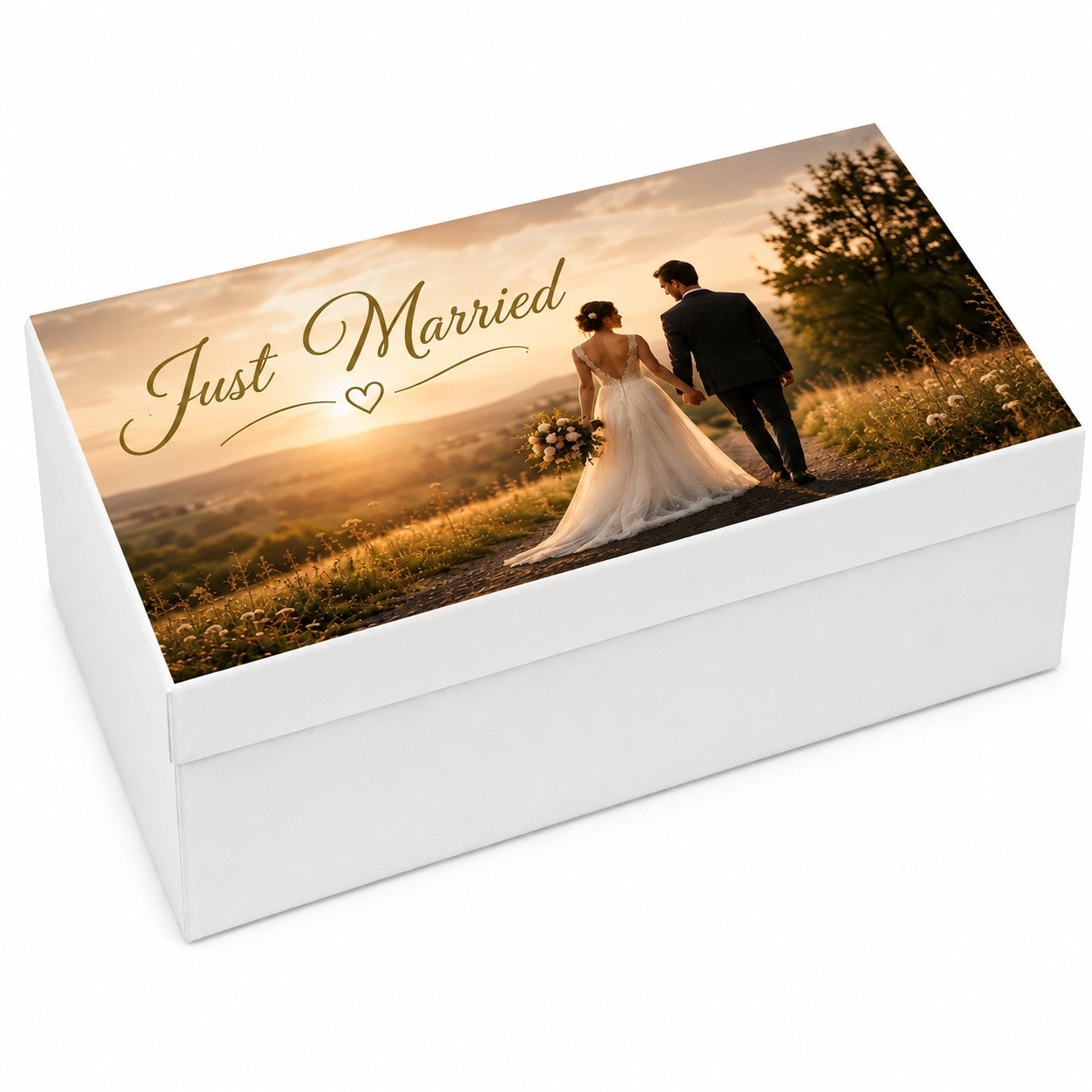 Eine personalisierte Geschenkbox in Größe L von Artoz Papier AG – individuell gestaltbar mit eigenem Bild und/oder Text. Die elegante weiße Schachtel ist mit einem Fotodeckel verziert, der ein Brautpaar zeigt, das sich bei Sonnenuntergang an den Händen hält. Darüber befindet sich der Schriftzug „Just Married“ und ein Herz – eine wunderschöne Geschenkverpackung für unvergessliche Momente.