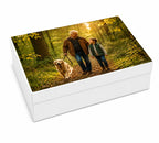 Eine weiße Schachtel von Artoz Papier AG mit Ihrem eigenen Foto – zum Beispiel das Bild eines älteren Mannes und eines kleinen Jungen, die gemeinsam in einem sonnendurchfluteten Wald mit einem Hund spazieren gehen und sich dabei anlächeln – veranschaulicht perfekt, wie Sie eine „Personalisierte Geschenkbox Größe M – mit eigenem Bild und/oder Text gestalten“ können. Diese maßgeschneiderte Geschenkbox verwandelt wertvolle Momente in eine individuelle Geschenkverpackung für besondere Anlässe.