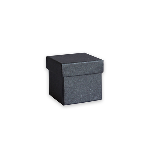 Une petite boîte cadeau « Geschenk-Box Pure » de taille XS (couleur : noir) de la marque Artoz Papier AG, fabriquée en carton de livre haut de gamme avec un couvercle parfaitement ajusté, se présente avec élégance sur un fond blanc sobre.
