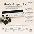 Eine Geschenkpapier-Box inklusive Geschenkpapier – eine Nachfüllbox der Marke Artoz Papier AG – ist ausgestellt. Darunter liegen verpackte Geschenke, eine Schere und eine Schnur bereit. Der deutsche Text hebt praktische Funktionen wie den einfachen Schnitt und den optimalen Papierschutz hervor. Außerdem wird gezeigt, dass sich die Geschenkpapier-Spenderbox von Artoz Papier AG ganz einfach nachfüllen lässt. Bastelmaterialien sowie eine Schritt-für-Schritt-Anleitung sind ebenfalls unten zu sehen.