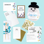 Eine flache Anordnung von Feierlichkeiten auf einem hellblauen Hintergrund mit dem "Inhaltset für Tischbomben - Thema 'Happy Birthday'" der Artoz Papier AG, mit Konfetti-Paketen, Ballonaufsätzen, Notizkarten, Rubbelkarte und deutschen Happy Birthday-Karten.