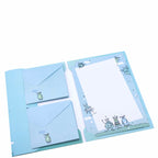 Le kit d'écriture pour enfants « Aliens » d'Artoz Papier AG comprend deux enveloppes et un bloc-notes ligné, tous ornés de dessins humoristiques représentant des extraterrestres et des nuages sur un fond bleu clair.