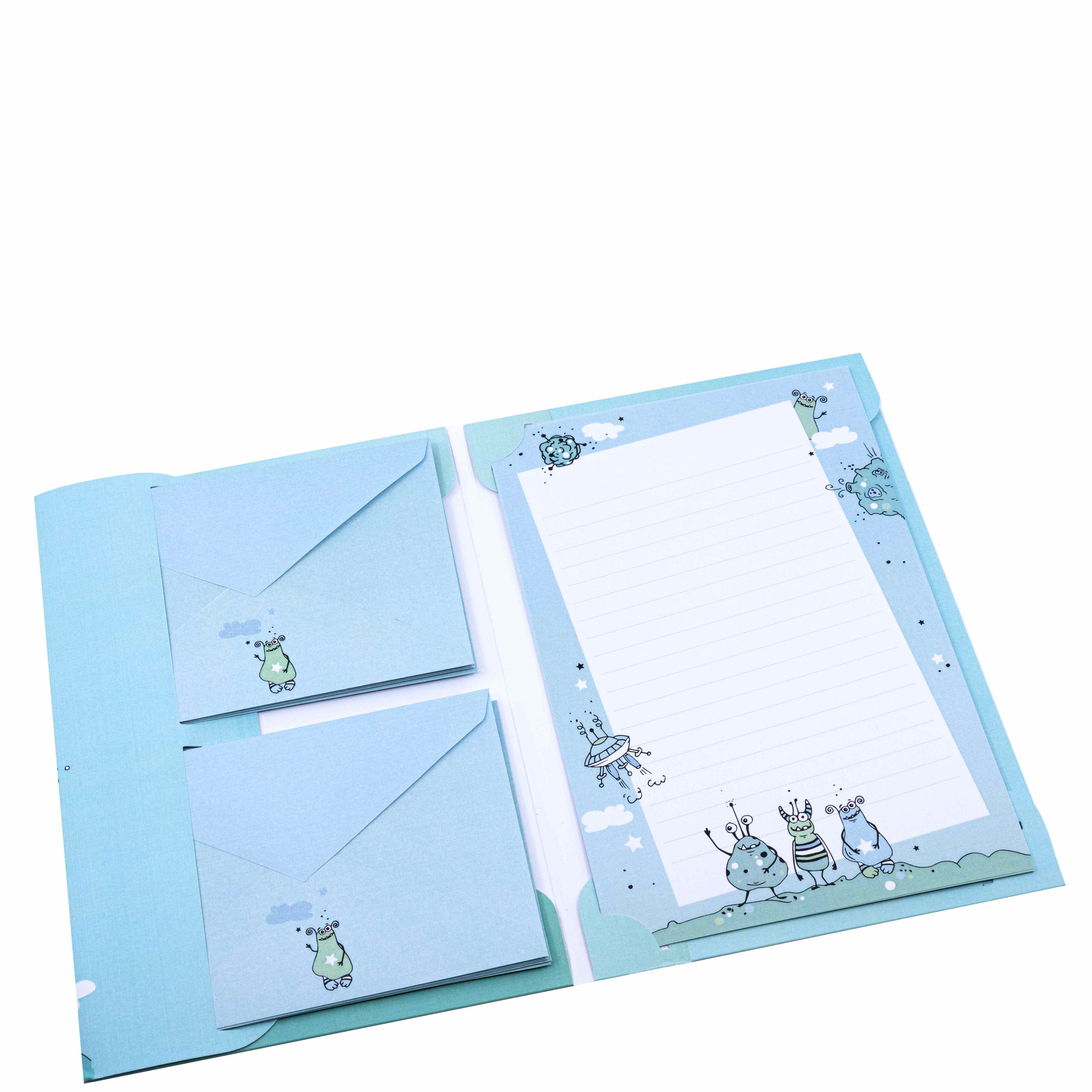 Le kit d'écriture pour enfants « Aliens » d'Artoz Papier AG comprend deux enveloppes et un bloc-notes ligné, tous ornés de dessins humoristiques représentant des extraterrestres et des nuages sur un fond bleu clair.