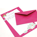 Das Kinder-Schreibset „Einhorn“ von Artoz Papier AG besteht aus einem rosa Umschlag und passendem Briefpapier, das mit einem Einhorn, einem Regenbogen und Wolken verziert ist. Die handgeschriebene deutsche Notiz wird teilweise vom Umschlag verdeckt.