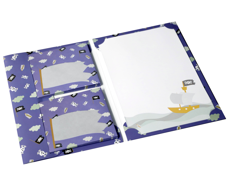 Das Kinder-Schreibset „Piraten“ von Artoz Papier AG enthält eine Mappe im Piraten-Design, Notizblöcke und Haftnotizen mit Schiffen, Schatzkarten und Totenkopf-Flaggen – ideal, um jedem violetten Wolkenhintergrund einen Hauch von Abenteuer zu verleihen.