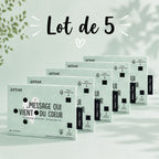 Fünf pastellgrüne Kartensets „Artoz Papier AG 5er Set Ton-Box Herzbotschaft“ mit französischem Text liegen in einer Reihe auf einem hellen Untergrund, darüber steht „Lot de 5“. Blätter werfen Schatten auf den Hintergrund. Ideal als Ergänzung zu einer Artoz Tonbox oder als liebevolles Geschenk für besondere Anlässe.