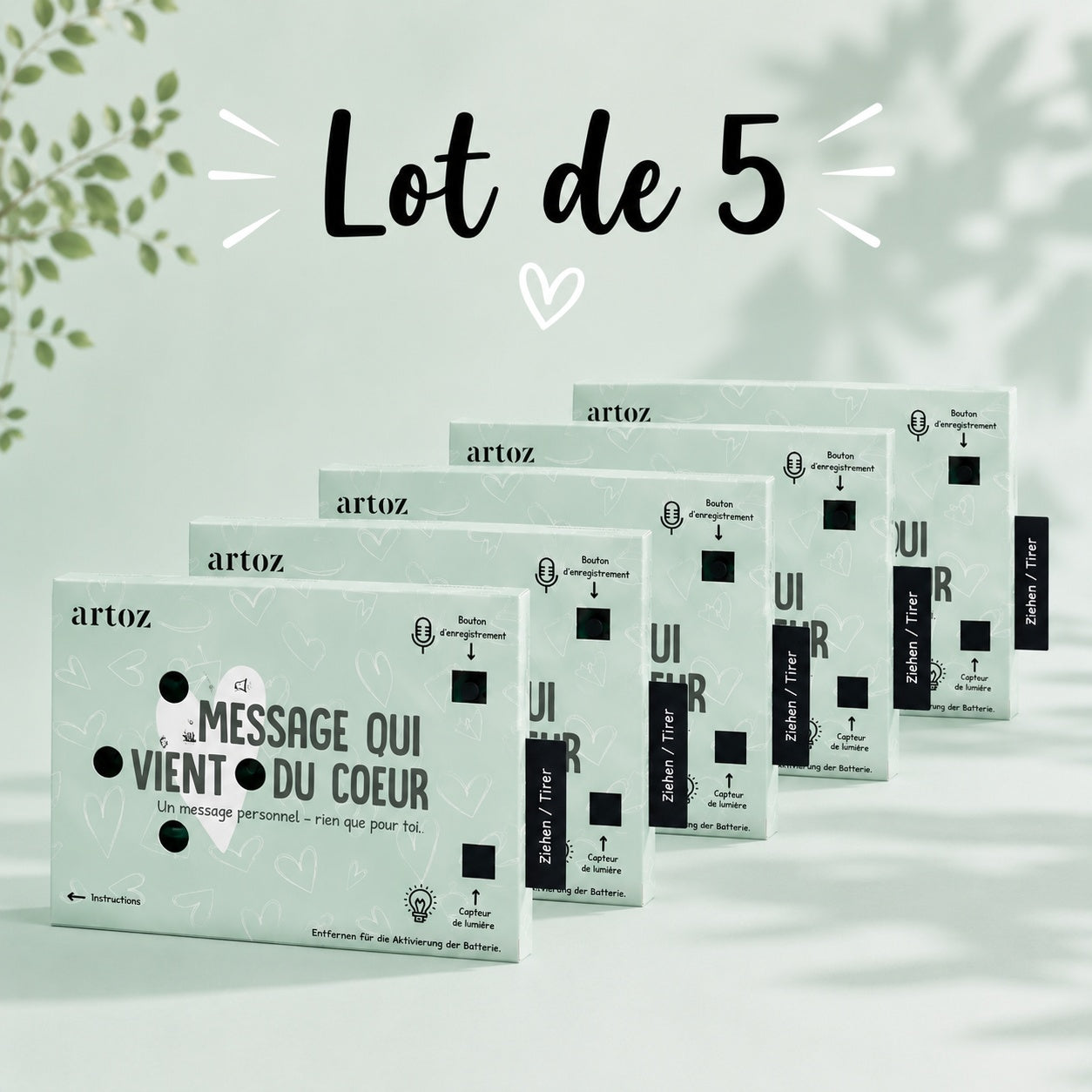 Fünf pastellgrüne Kartensets „Artoz Papier AG 5er Set Ton-Box Herzbotschaft“ mit französischem Text liegen in einer Reihe auf einem hellen Untergrund, darüber steht „Lot de 5“. Blätter werfen Schatten auf den Hintergrund. Ideal als Ergänzung zu einer Artoz Tonbox oder als liebevolles Geschenk für besondere Anlässe.