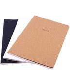 Trois carnets A5 Notizheft d'Artoz Papier AG sont empilés, celui du haut ayant une couverture en kraft marron et portant l'inscription NOTES en noir. Ce set A5 Notizheft présente des couvertures unies noires et blanches, chaque carnet comprend 40 Blatt.