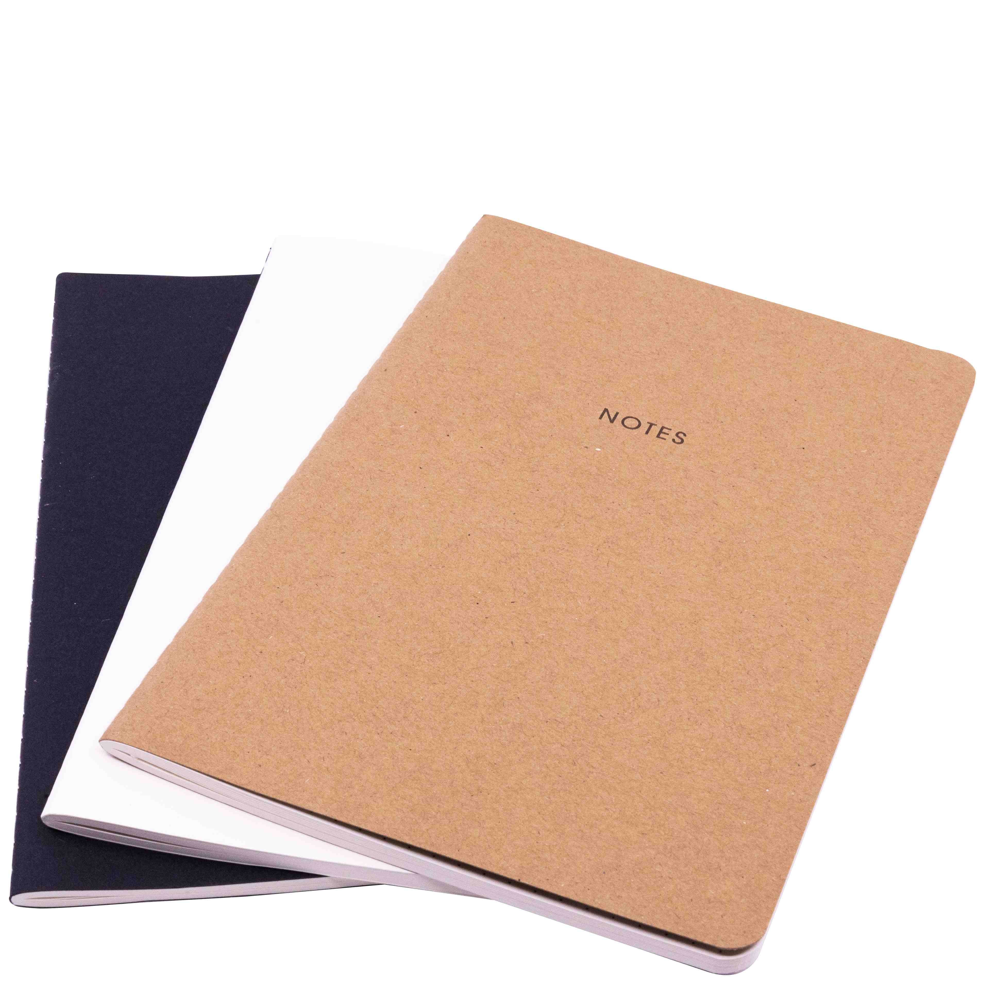 Trois carnets A5 Notizheft d'Artoz Papier AG sont empilés, celui du haut ayant une couverture en kraft marron et portant l'inscription NOTES en noir. Ce set A5 Notizheft présente des couvertures unies noires et blanches, chaque carnet comprend 40 Blatt.