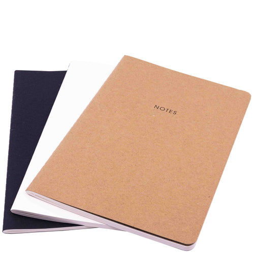 Trois carnets A5 Notizheft d'Artoz Papier AG sont empilés, celui du haut ayant une couverture en kraft marron et portant l'inscription NOTES en noir. Ce set A5 Notizheft présente des couvertures unies noires et blanches, chaque carnet comprend 40 Blatt.