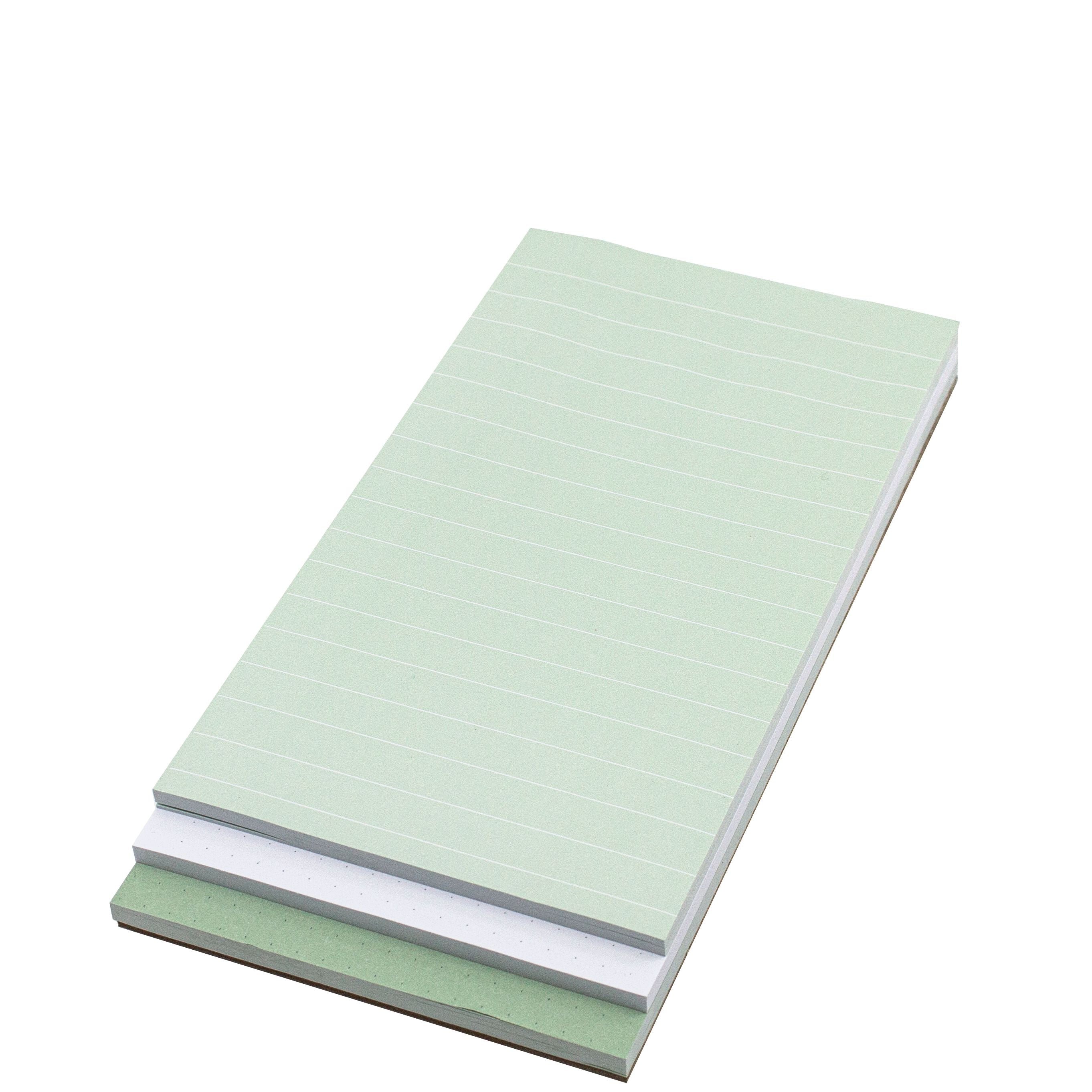 Der Notizblock 3er Set farbig von Artoz Papier AG besteht aus drei 100x180mm großen Notizblöcken mit grünem und weißem Umschlag, die jeweils mit schwachen Linien oder Punkten auf den Seiten versehen sind, die sauber auf weißem Hintergrund angeordnet sind.