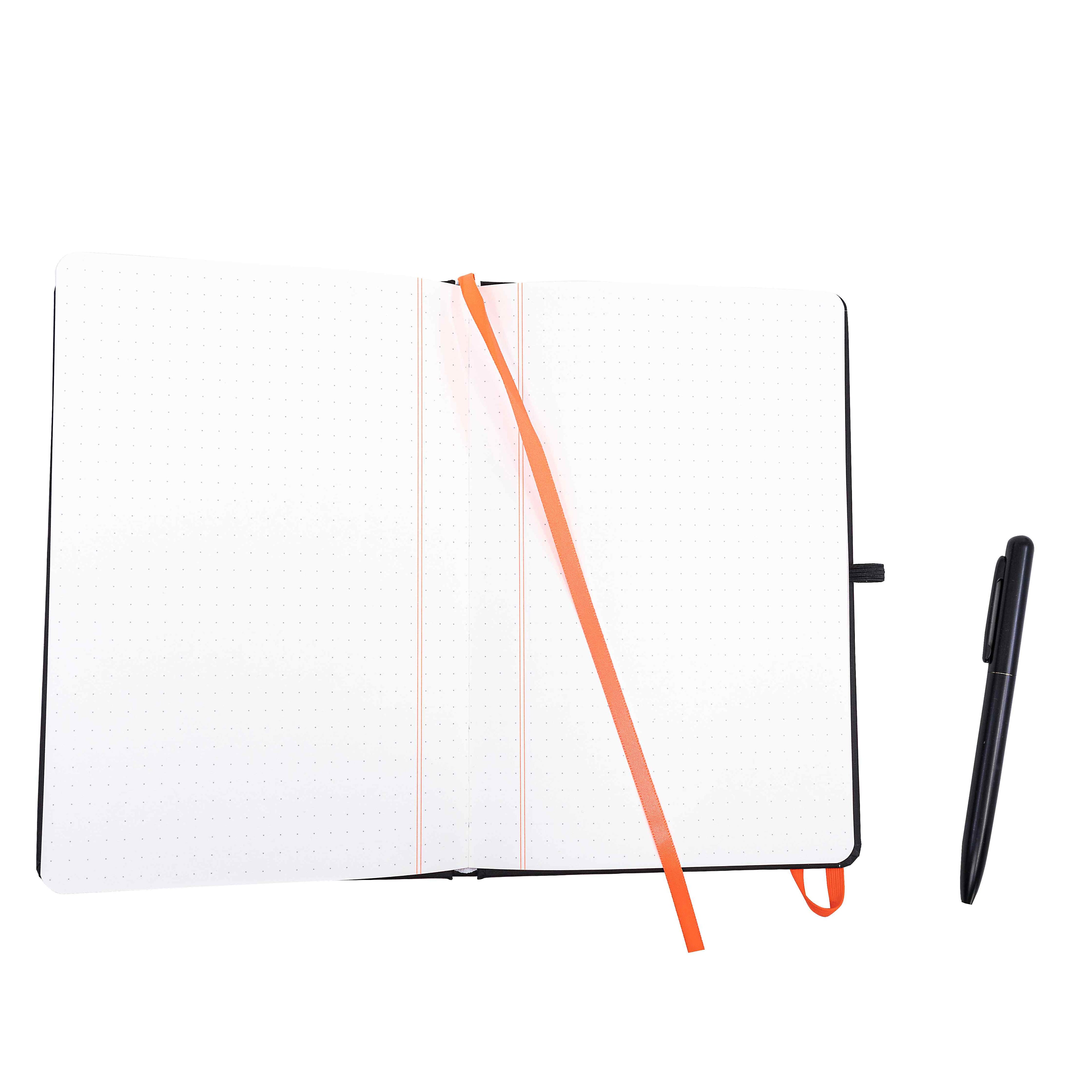 Das A5 Notizbuch mit Schreiber schwarz orange von Artoz Papier AG, individuell mit deinem Namen graviert, bietet punktkariertes Papier und zwei orange Lesebänder - perfekt für kreative Ideen.