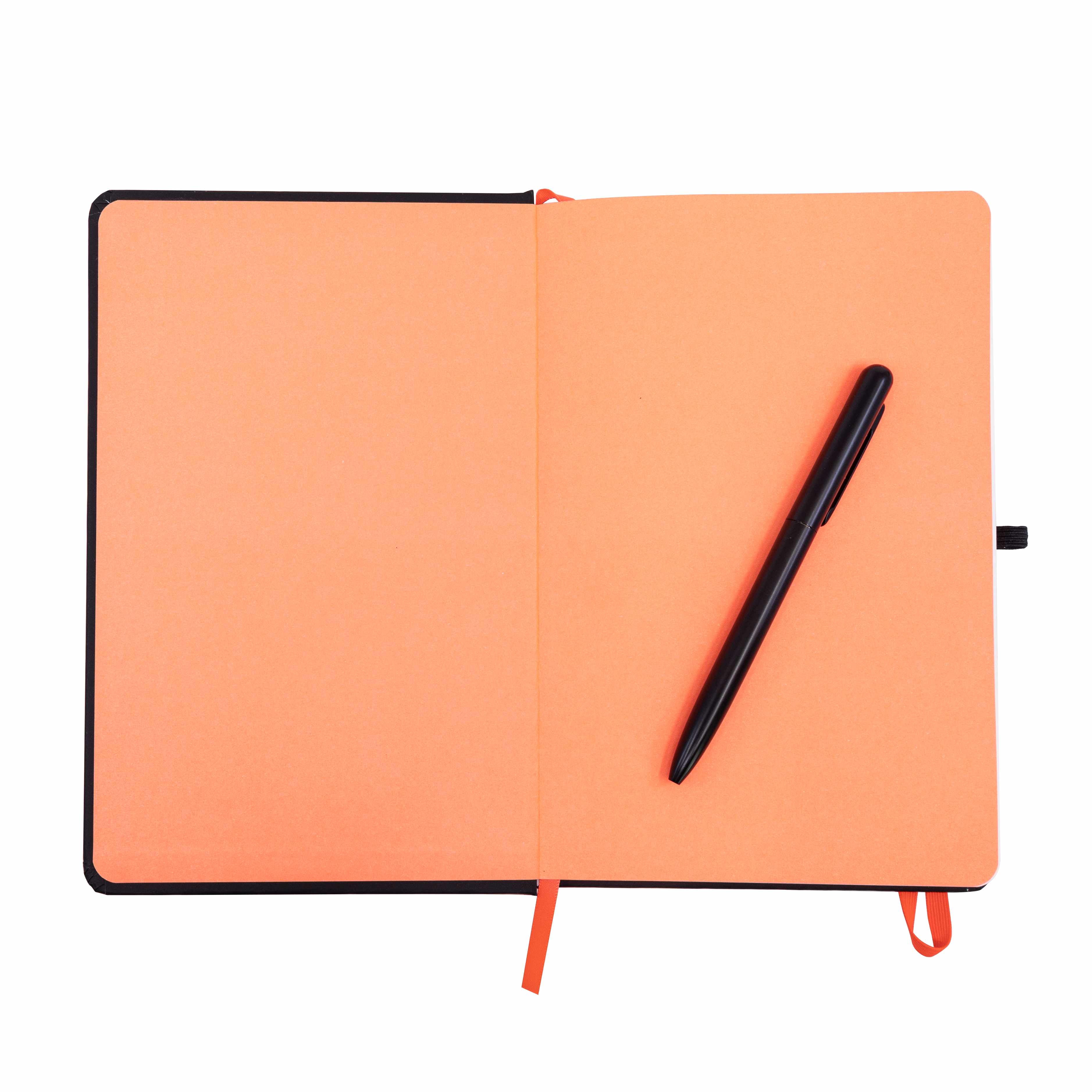 Das Artoz Papier AG A5 Notizbuch mit Schreiber schwarz orange mit deinem Namen graviert verfügt über orange Seiten, passende Lesezeichen und einen schwarzen Stift auf der rechten Seite - ideal für ein personalisiertes Notizbuch auf weißem Hintergrund.