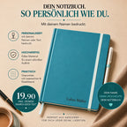 A5-Notizbuch mit Stift, türkis, von Artoz Papier AG – personalisierbar mit deinem Namen oder einem Wunschtext, der auf den Einband graviert wird. Dieses hochwertige Set enthält einen passenden Stift und goldene Büroklammern, ansprechend präsentiert vor braunem Hintergrund. Ideal als Geschenk oder für dich selbst – jetzt für nur 19,90 €.