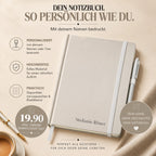 Un carnet A5 beige avec stylo de la marque Artoz Papier AG, personnalisable à votre guise avec votre nom ou le texte de votre choix, se distingue par ses options de personnalisation, ses matériaux haut de gamme et son design pratique. Un stylo à bille assorti vient compléter l'ensemble avec élégance. Prix : 19,90. Des éléments décoratifs viennent parachever le design.