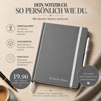 Découvrez le carnet A5 avec stylo, dans un élégant gris, signé Artoz Papier AG – personnalisable avec le nom ou le texte de votre choix, comme ici « Stefanie Riner » sur la couverture. Des matériaux de haute qualité, des fonctionnalités pratiques et un stylo à bille assorti font de ce carnet le compagnon idéal au quotidien. Disponible pour seulement 19,90 €.