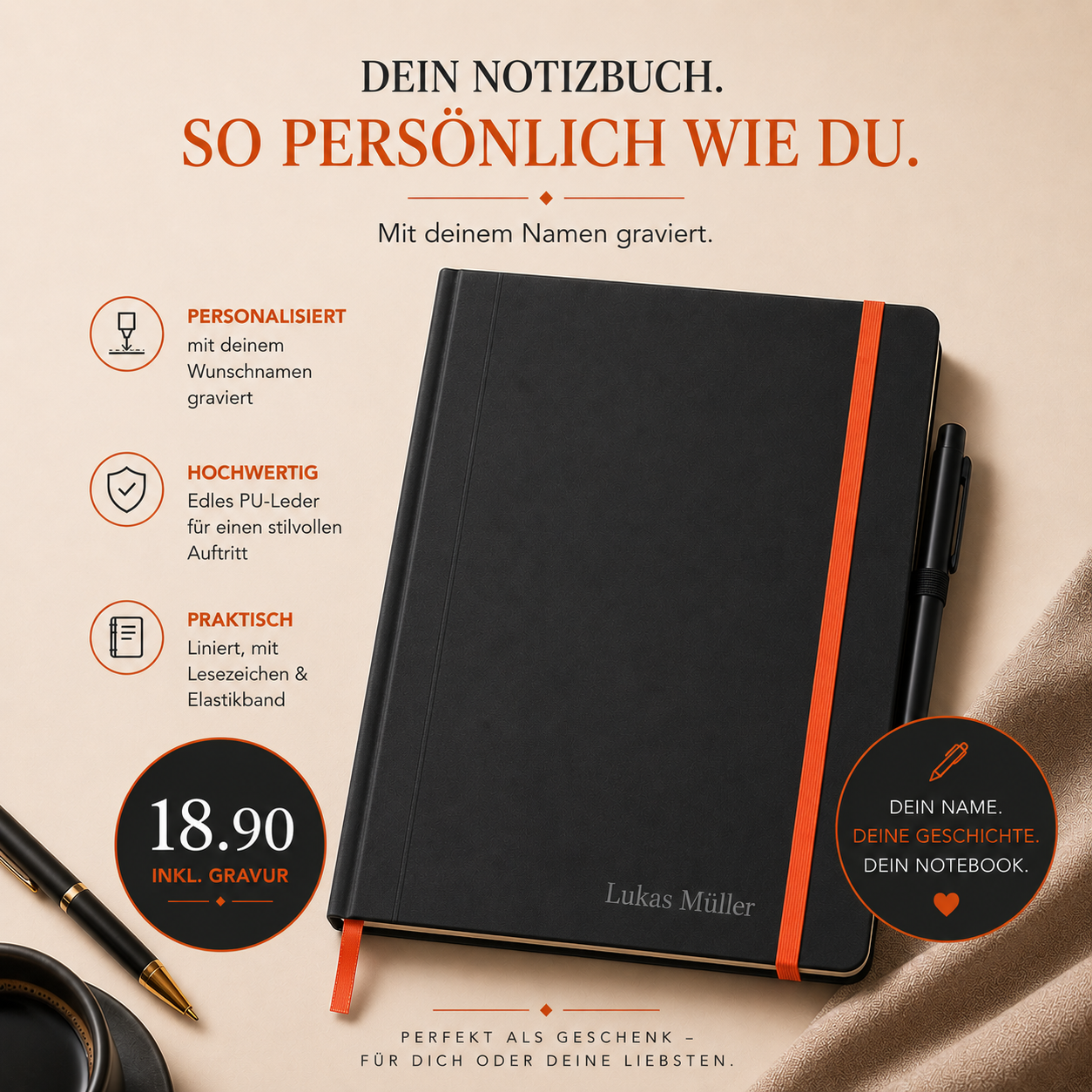 Ein A5 Notizbuch mit Schreiber von Artoz Papier AG in Schwarz-Orange mit deinem Namen graviert liegt auf beigem Untergrund. Hochwertiges PU-Leder, praktische Extras und Gravur für 18,90 € sind hervorgehoben.