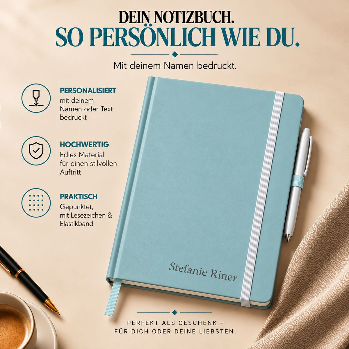 Carnet A5 bleu clair avec nom/texte personnalisé au nom de Stefanie Riner, doté d'une fermeture élastique et d'un stylo intégré, présenté avec un texte mettant en avant ses possibilités de personnalisation en tant que cadeau.