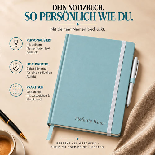 Carnet A5 bleu clair avec nom/texte personnalisé au nom de Stefanie Riner, doté d'une fermeture élastique et d'un stylo intégré, présenté avec un texte mettant en avant ses possibilités de personnalisation en tant que cadeau.