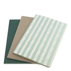 Trois Notizhefte A5 d'Artoz Papier AG sont empilées et légèrement disposées en éventail : ce 3er Set farbig présente un papier de 80g/m² avec une couverture verte, une couverture marron uni et une couverture rayée vert clair et blanc.
