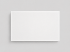 Un cadre photo rectangulaire blanc uni « Pure Custom L » de la marque Artoz Papier AG est accroché à un mur gris clair uni ; photographié de face sous un éclairage homogène, ses lignes épurées évoquent la clarté et la précision des « modulare Bausteine », suggérant un potentiel infini pour une « maßgeschneiderte Lösung » dans n'importe quel espace moderne.