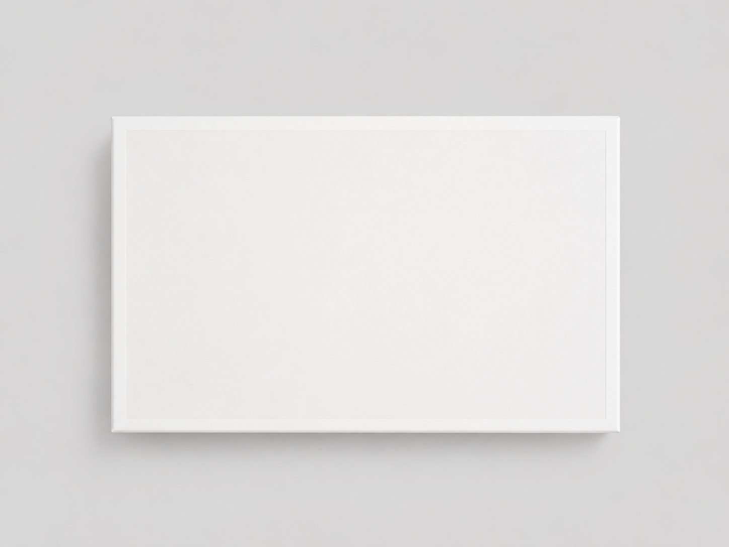 Ein leerer, weißer, rechteckiger „Pure Custom L“-Bilderrahmen von Artoz Papier AG hängt an einer schlichten, hellgrauen Wand und wurde frontal bei gleichmäßiger Beleuchtung fotografiert – seine klaren Linien erinnern an die Klarheit und Präzision der „modulare Bausteine“ und lassen unendliche Möglichkeiten für eine maßgeschneiderte Lösung in jedem modernen Raum erkennen.