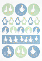 Der Artoz Sticker Gans von der Artoz Papier AG zeigt weiße Enten und Gänse auf grünem und blauem Hintergrund - ideal für Geschenkdekorationen oder als Bastelzubehör. Inklusive einem langen Sticker mit Gänsen, die auf Gras laufen.
