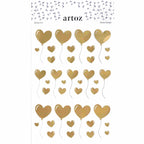 L'autocollant "Herzballon" d'Artoz Papier AG présente des ballons autocollants dorés en forme de cœur avec de fines ficelles en dessous, disposés en rangées. La bordure supérieure de la feuille présente de petits cœurs gris sur fond blanc - idéal pour les Bastelideen.