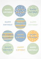 Das Artoz Sticker Happy Birthday Set der Artoz Papier AG enthält zwölf runde Sticker in pastelligem Grün, Blau, Gelb und Weiß mit Streifen, Sternen und Blumen - ideal für Bastelprojekte oder charmante Geburtstagsdeko.