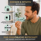 Un homme tient la Ton-Box "Herzbotschaft" d'Artoz Papier AG. Trois encarts illustrent l'utilisation d'un seul bouton, la lecture automatique/manuelle et la possibilité de réutilisation. L'en-tête indique : Einfach & Intuitiv bedienbar.