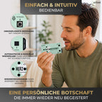 Ein Mann hält eine kleine Karte mit der Aufschrift „HERZ“ und Symbolen in der Hand und demonstriert damit das Soundmodul „Herzbotschaft 3er Set“ der Artoz Papier AG. Der Text hebt die einfache, intuitive Bedienung, die unkomplizierte Handhabung, die wiederholbare Wiedergabe sowie die Möglichkeit zur Aufnahme persönlicher Nachrichten hervor – was es zum perfekten Geschenk für Sprachaufnahmen macht.