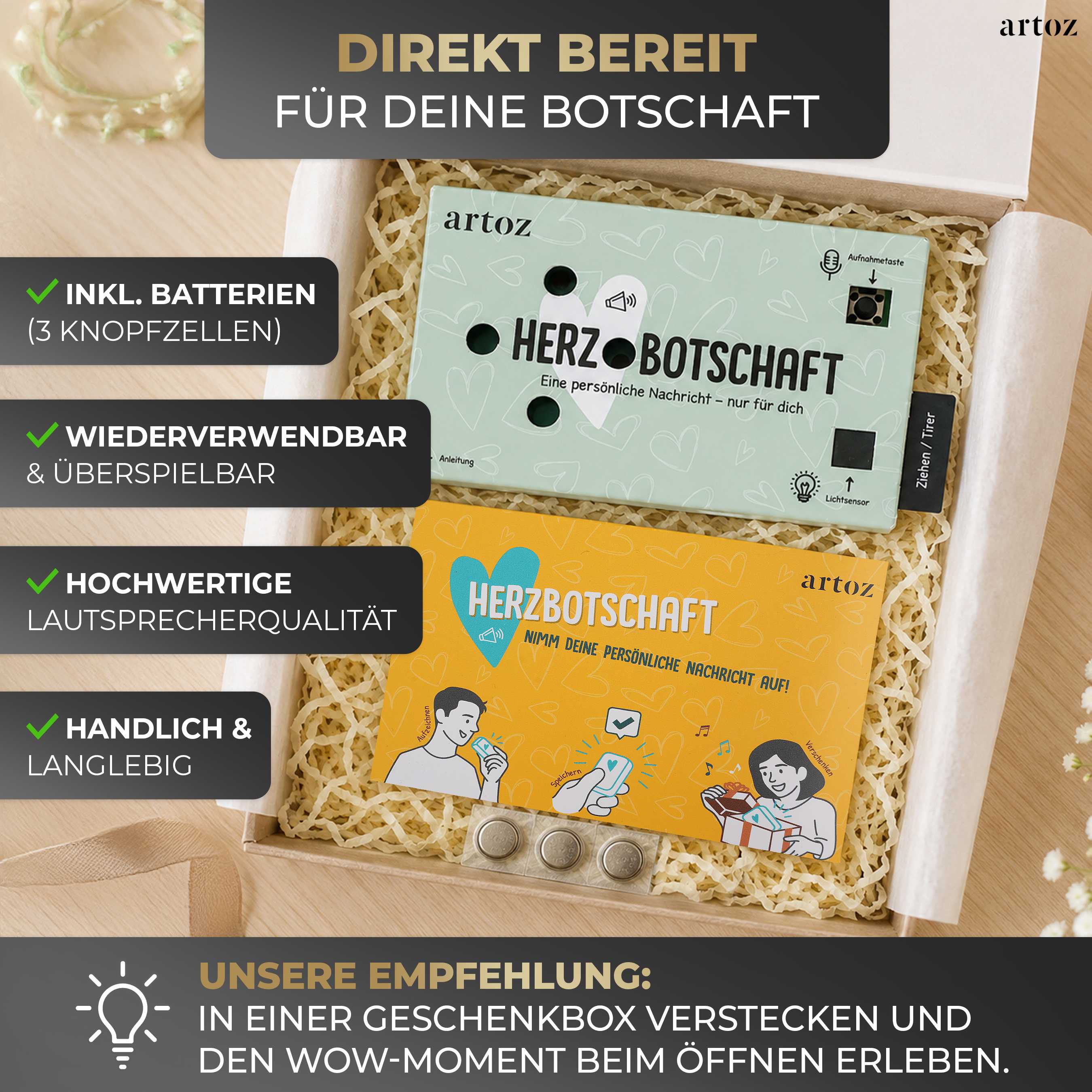 Découvrez le coffret de 5 cartes « Herzbotschaft » d'Artoz Papier AG : un coffret cadeau raffiné contenant cinq de leurs cartes de vœux audio innovantes. Chaque carte est équipée de la « Tonbox » Artoz et d’un module sonore doté d’un capteur de lumière ; elle offre une qualité sonore exceptionnelle, des piles fournies, une longue durée de vie ainsi qu’un design réutilisable. Le tout est présenté dans un emballage festif en papier découpé et complété par des textes informatifs en allemand sur l’emballage.