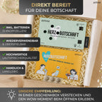 La Ton-Box "Herzbotschaft" d'Artoz Papier AG comprend deux cartes de messages Audio Grußkarte avec des boutons dans une paille. Avec ses piles, sa réutilisation, son son clair, sa taille compacte et sa durabilité, c'est un geschenk Sprachaufnahme parfait pour surprendre quelqu'un.