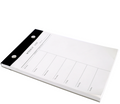 Le bloc-notes agenda hebdomadaire Artoz Papier AG est un bloc A5 avec des jours étiquetés dans des cases séparées, une couverture noire avec deux rivets métalliques, sur fond blanc - idéal pour un aperçu clair de la semaine.