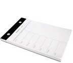 Le bloc-notes agenda hebdomadaire Artoz Papier AG est un bloc A5 avec des jours étiquetés dans des cases séparées, une couverture noire avec deux rivets métalliques, sur fond blanc - idéal pour un aperçu clair de la semaine.