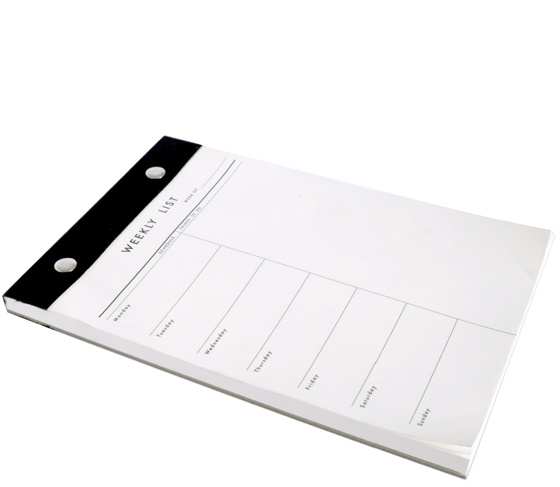 Le bloc-notes agenda hebdomadaire Artoz Papier AG est un bloc A5 avec des jours étiquetés dans des cases séparées, une couverture noire avec deux rivets métalliques, sur fond blanc - idéal pour un aperçu clair de la semaine.