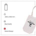 Découvrez le sac cadeau en tissu « Kleines Dankeschön » d'Artoz Papier AG : un sac fourre-tout blanc haut de gamme orné de l'élégant inscription « Kleines Dankeschön », d'un nœud noir raffiné et d'une icône minimaliste représentant les contours d'un sac. Fabriqué en Suisse à partir de coton de haute qualité (200 x 300 mm), ce sac cadeau écologique est idéal comme cadeau de remerciement ou comme emballage durable pour votre prochain présent attentionné.
